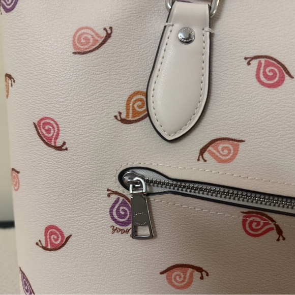 Coach Women’s Gallery Tote Bag Chalk With Snail 🐌 Print. Hard to find. - Picture 8 of 12